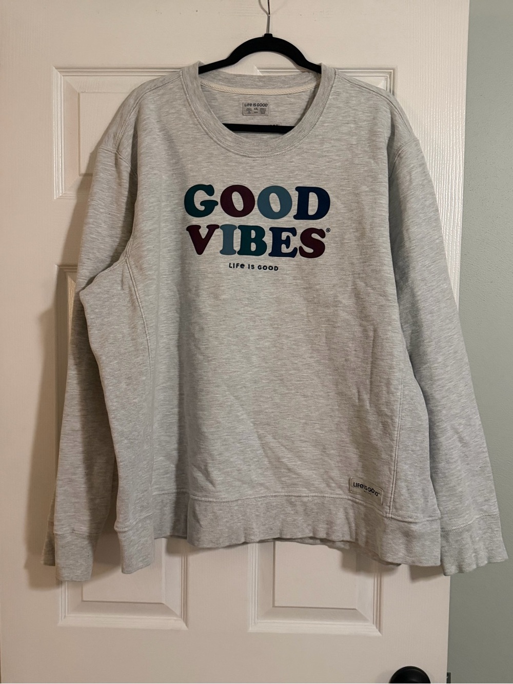 Life is Good Men's 'Good Vibes' Light Gray Crewneck Sweatshirt